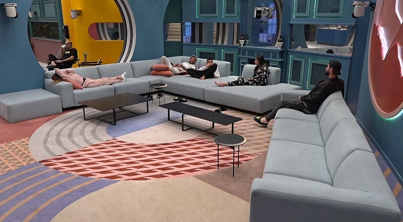 הדיירים בסלון