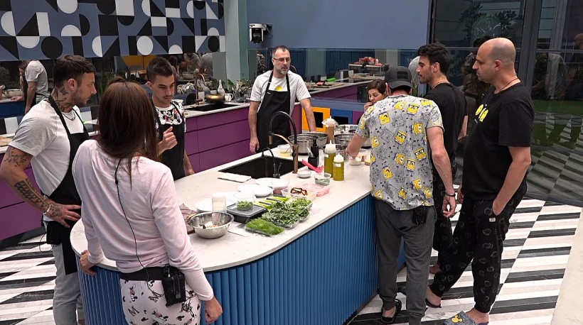 אורן מלמד את הדיירים במטבח