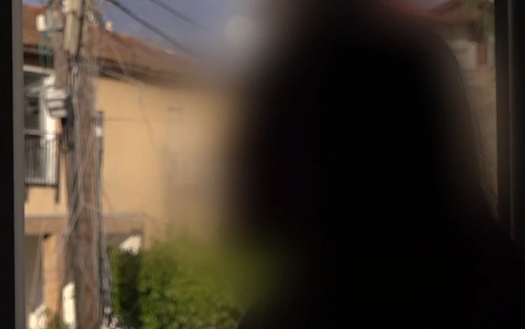 ט', תובעת את אייל גולן