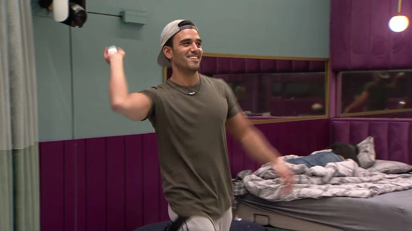 תום משחק עם גוזי