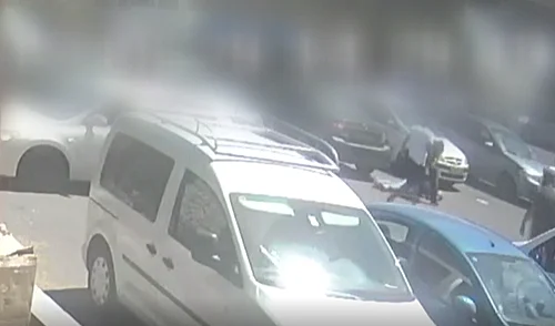 תיעוד מהקטטה בין שלושת הילדים שהכו את הגבר שהתעלל באמם