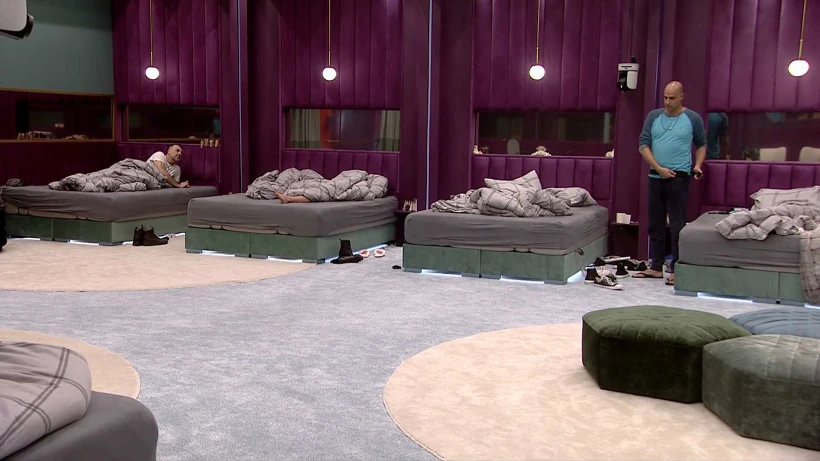 הדיירים מתעוררים