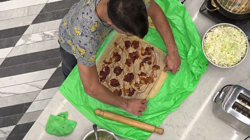 אורן מכין עוגיות