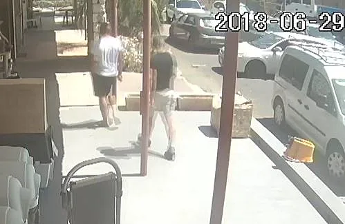 תיעוד מהקטטה בין שלושת הילדים שהכו את הגבר שהתעלל באמם