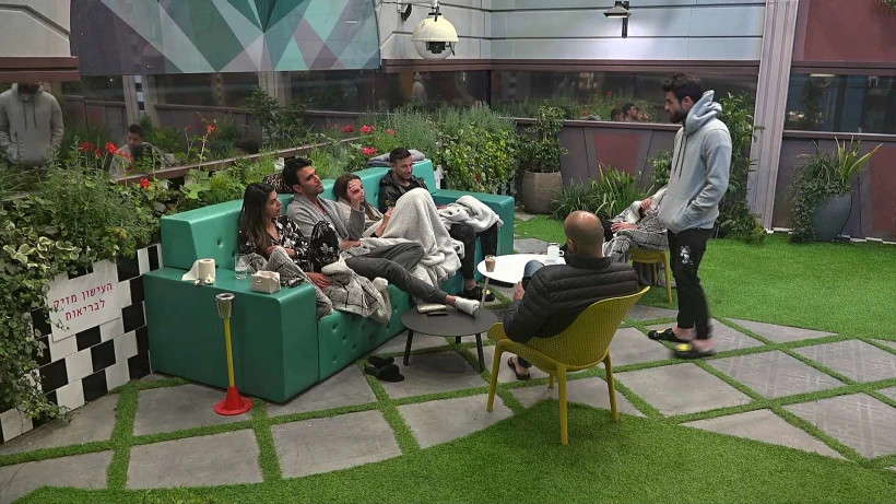 הדיירים בחצר