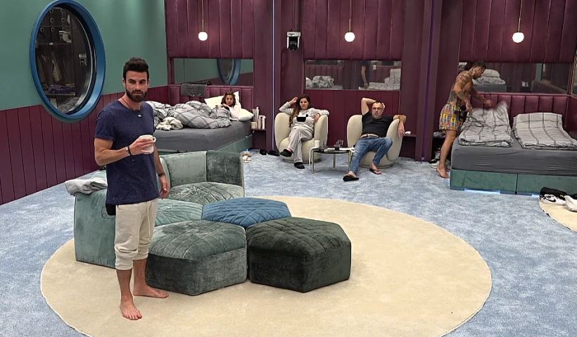 הדיירים מתעוררים