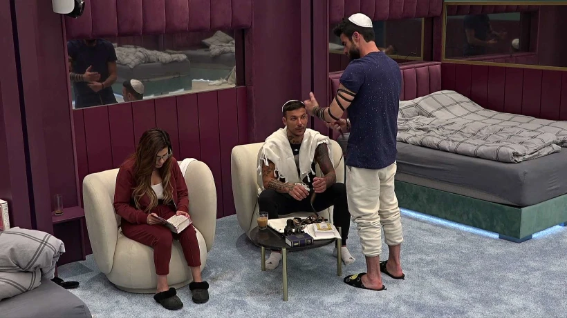 הדיירים מתפללים