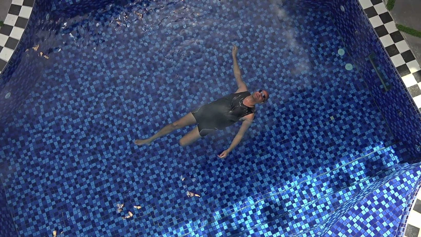 ליאור משתכשך בבריכה