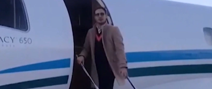 סיימון לבייב בעת עלייתו למטוס ששכר מחברה סלובקית