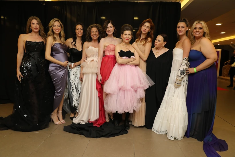 תצוגת שמלות סטרפלס לכבוד שירה איסקוב בשבוע האופנה קורנית 2021