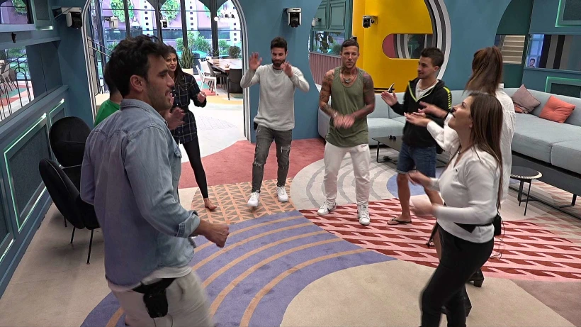 רוקדים בסלון