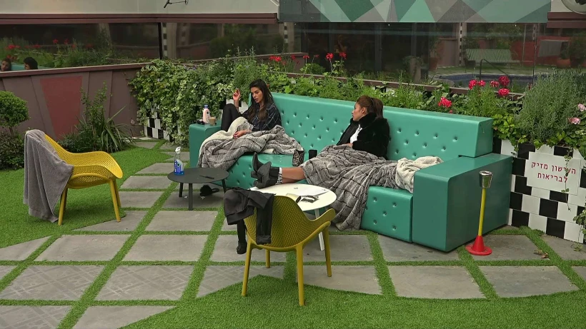 קארין ואלמוג מדברות על הילדות