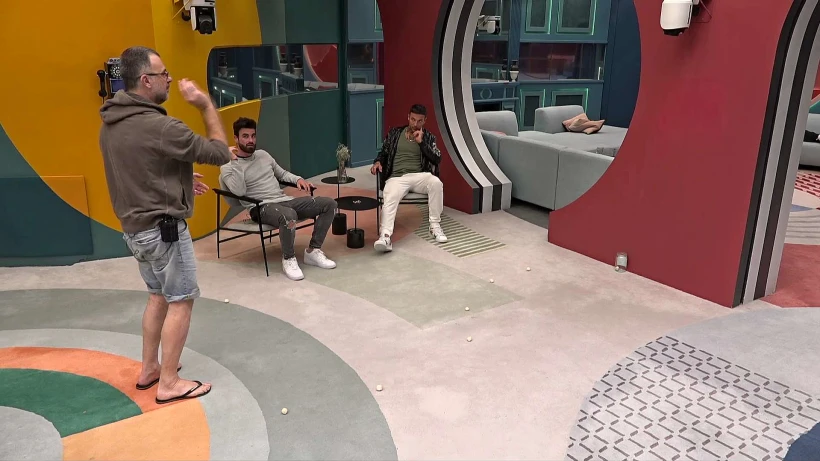 הדיירים משחקים בסלון