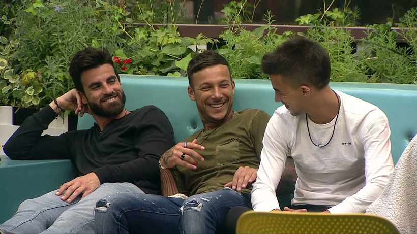 אורן, גוזי ודניאל צוחקים בחצר