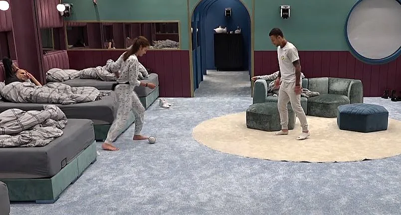 גוזי ואלמוג משחקים בחדר השינה