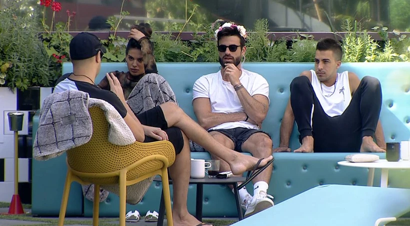 הדיירים בחצר