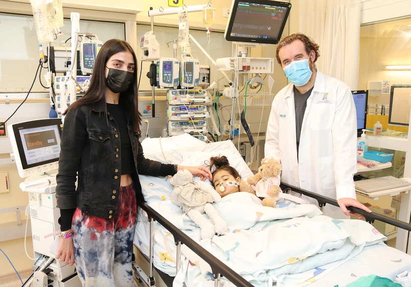 ד''ר מיכאל גורביץ עם מיה המושתלת הקטנה ואמה נופר