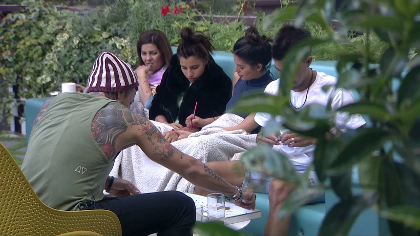 מעבירים את הזמן בחצר