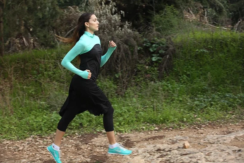 לרוץ למרחקים בבגדים צנועים, BE:LIVE