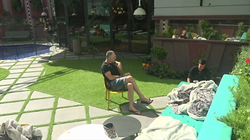 רמי ואורן בחצר