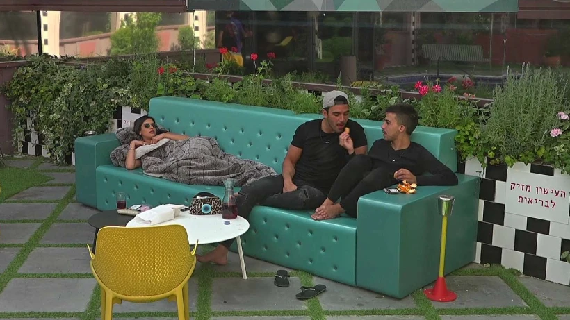 אורן מאכיל את תום בקלמנטינה