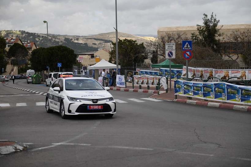 משטרה, בחירות, קלפי, שוטרים, שוטר, ניידת