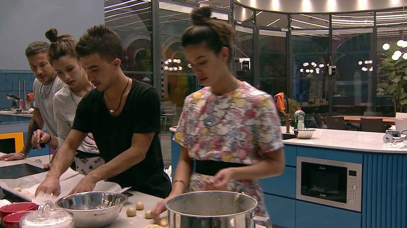 הדיירים מכינים עוגיות