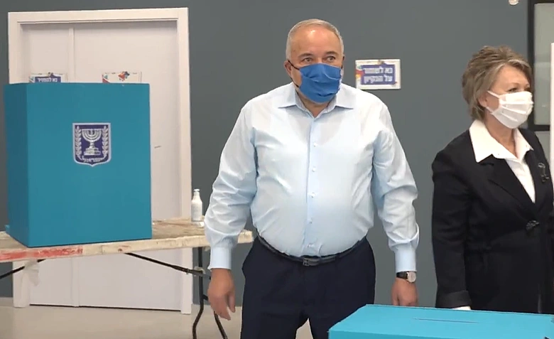 יו''ר ישראל ביתנו אביגדור ליברמן מצביע לכנסת ה-24
