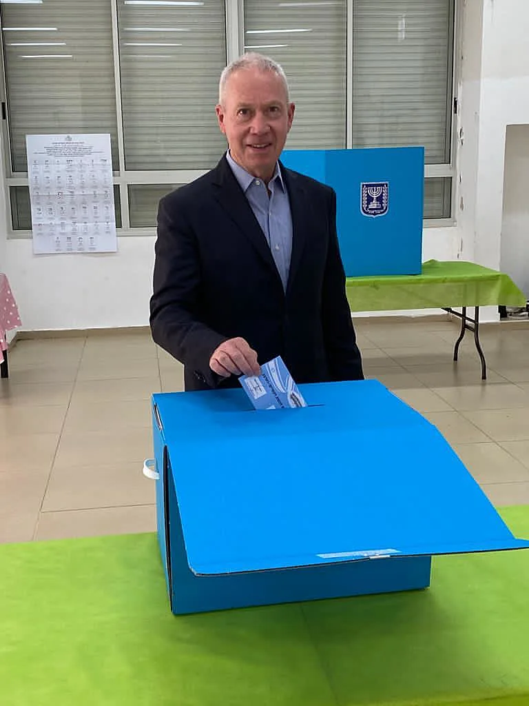שר החינוך יואב גלנט מצביע לכנסת ה24