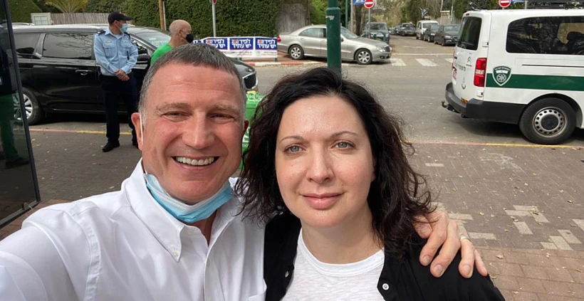 יולי אדלשטיין ואשתו לאחר ההצבעה לכנסת ה24