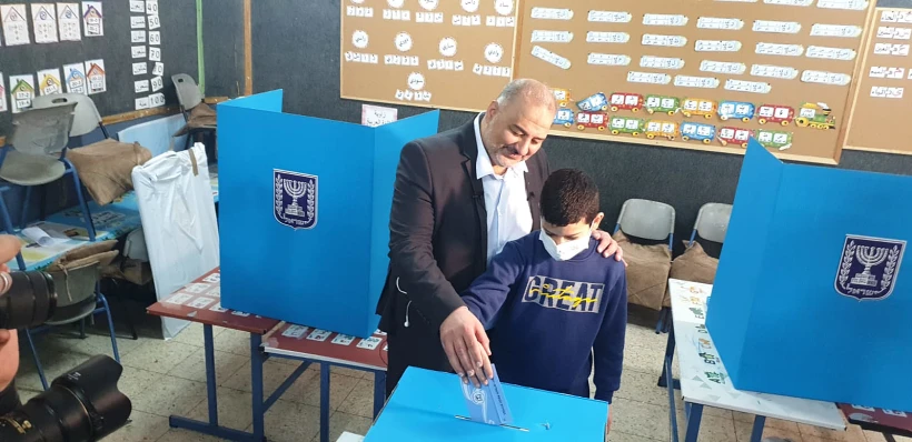 מנסור עבאס מצביע עם בנו לכנסת ה24