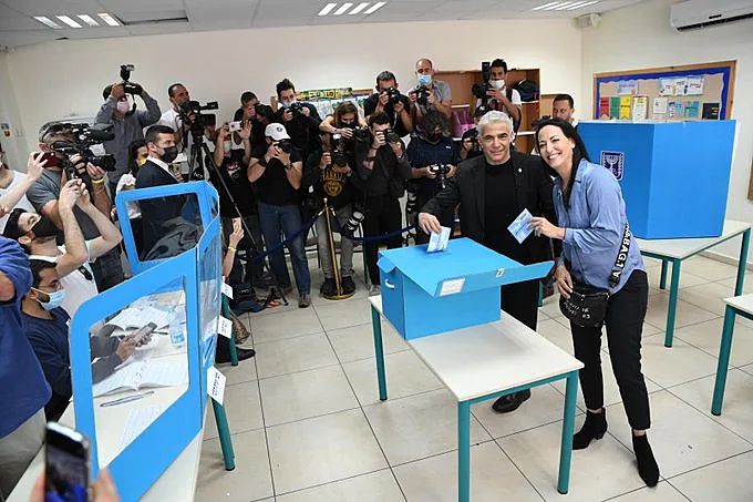 יו''ר יש עתיד יאיר לפיד מצביע בבחירות לכנסת ה-24