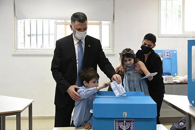 יו''ר תקווה חדשה גדעון סער מצביע בבחירות לכנסת ה-24