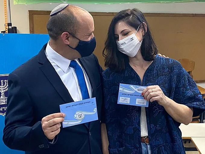 יו''ר ימינה נפתלי בנט מצביע בבחירות לכנסת ה-24