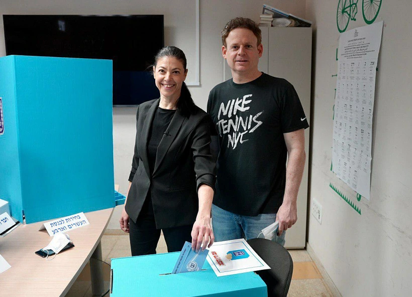 יו''ר העבודה מרב מיכאלי מצביעה בבחירות לכנסת ה-24