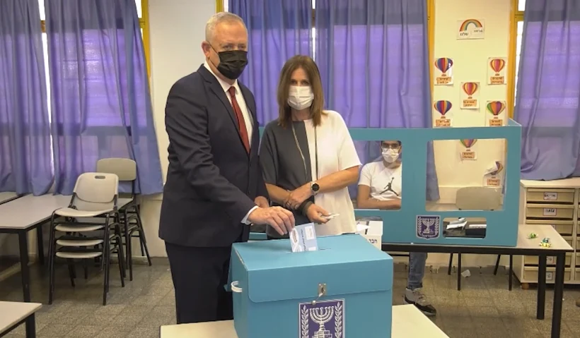 בני גנץ מצביע