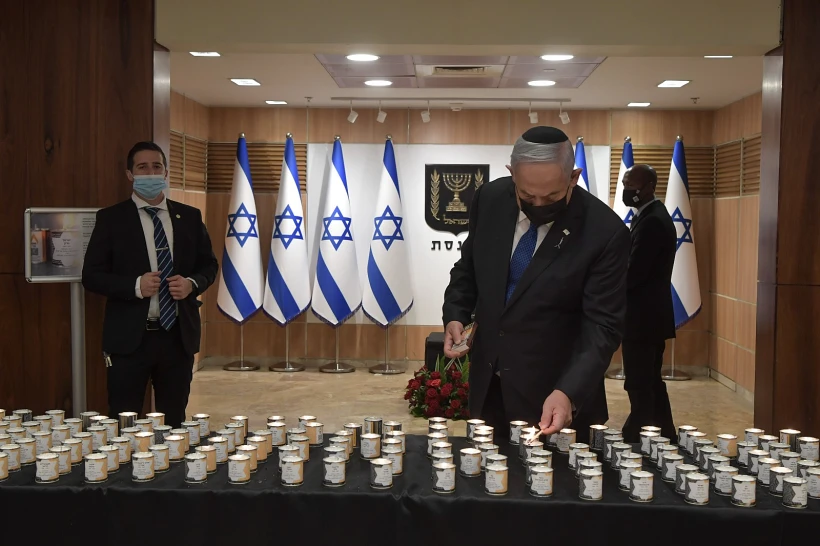 ראש הממשלה בנימין נתניהו בהדלקת נר זיכרון בכנסת, טרם פתיחת הטקס ''לכל איש יש שם''