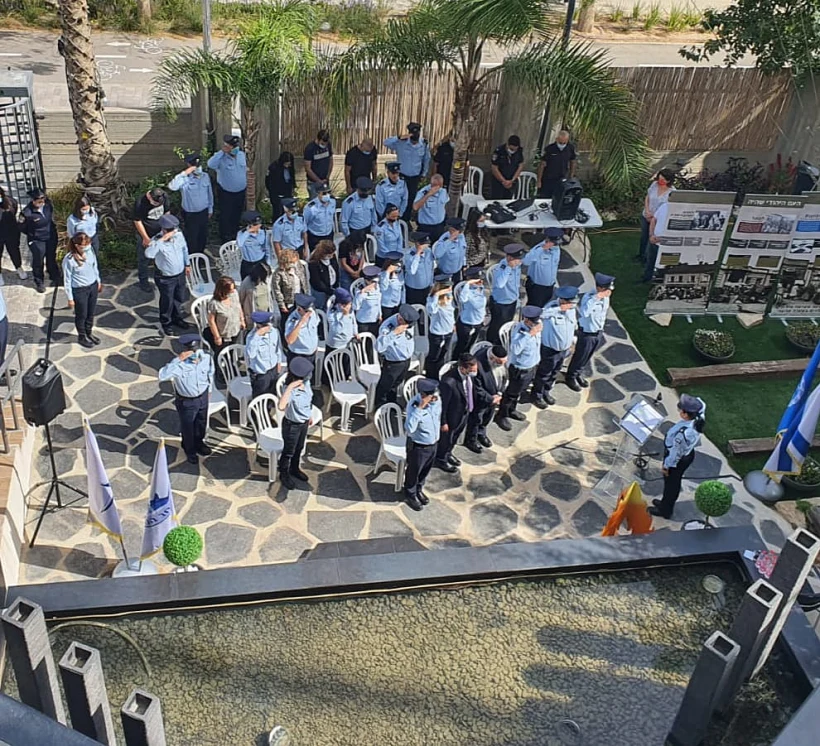 שוטרים עומדים בצפירה לזכר קורבנות השואה