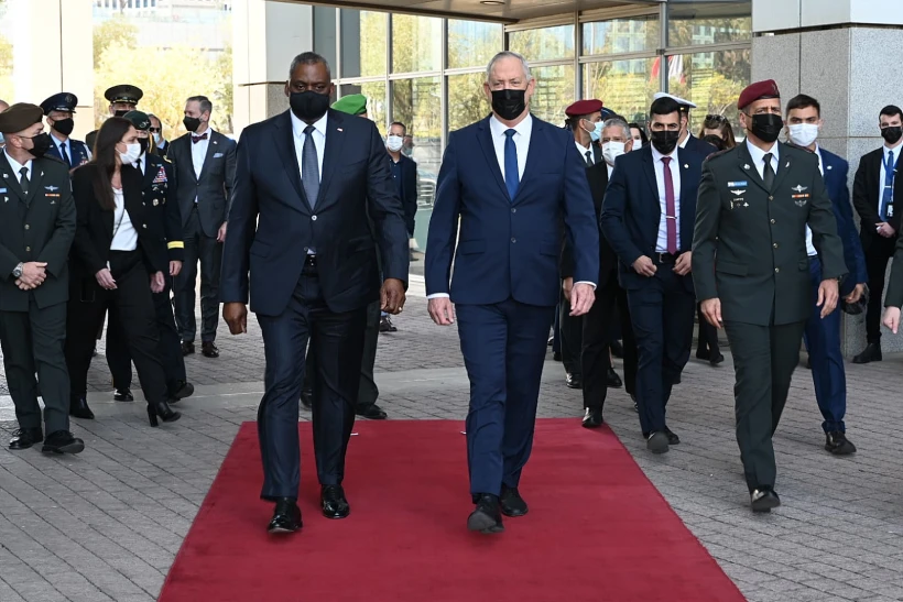 שר הביטחון בני גנץ לצד שר ההגנה האמריקני לויד אוסטין