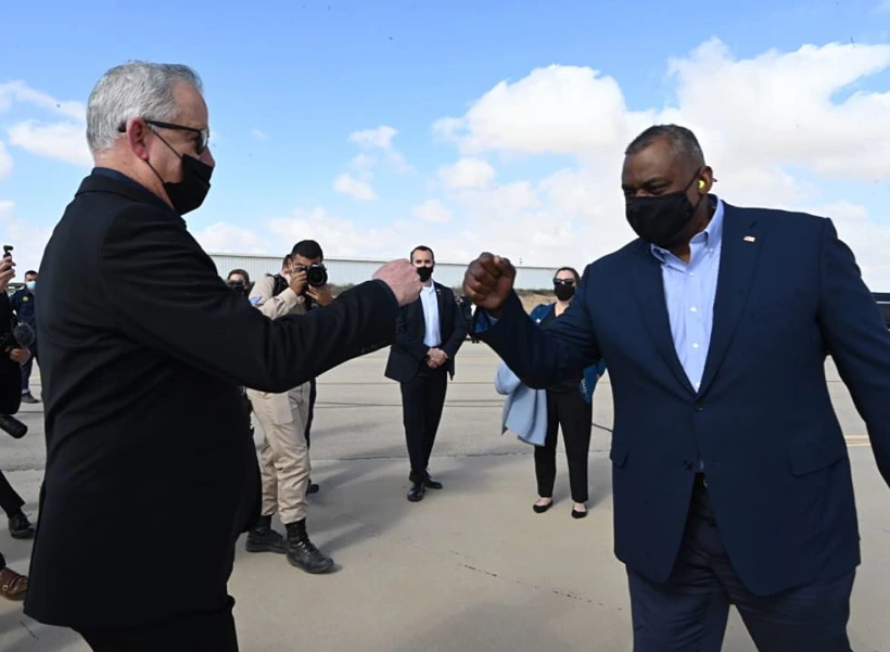 שר הביטחון בני גנץ יחד עם שר ההגנה האמריקני הגנרל בדימוס לויד אוסטין