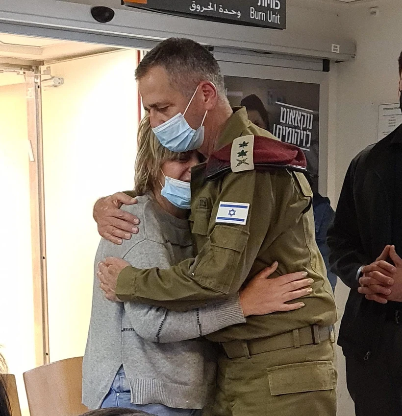 כוכבי מחבק את אמו של איציק סעידיאן