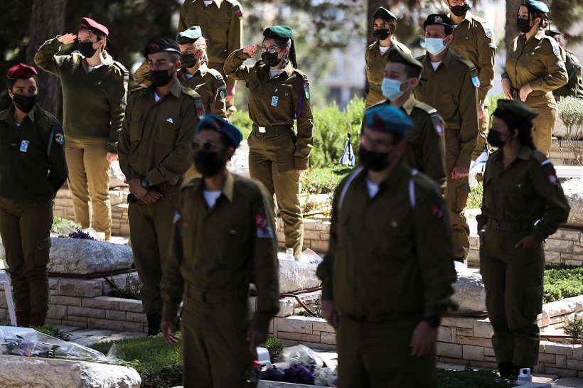 חיילים פוקדים קבר בבית העלמין הצבאי בהר הרצל