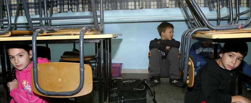 ילדים בבית ספר בעת אזעקת צבע אדום בעיר שדרות