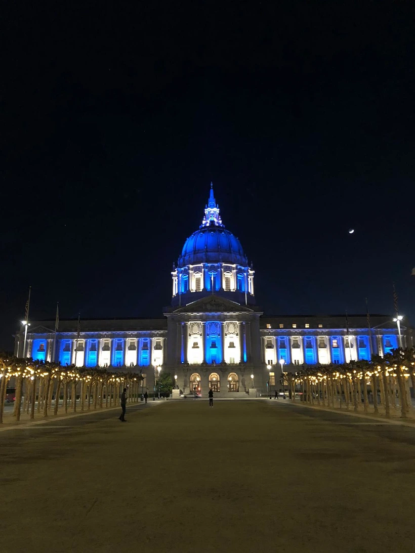 בניין עיריית סן פרנסיסקו מואר בכחול לבן