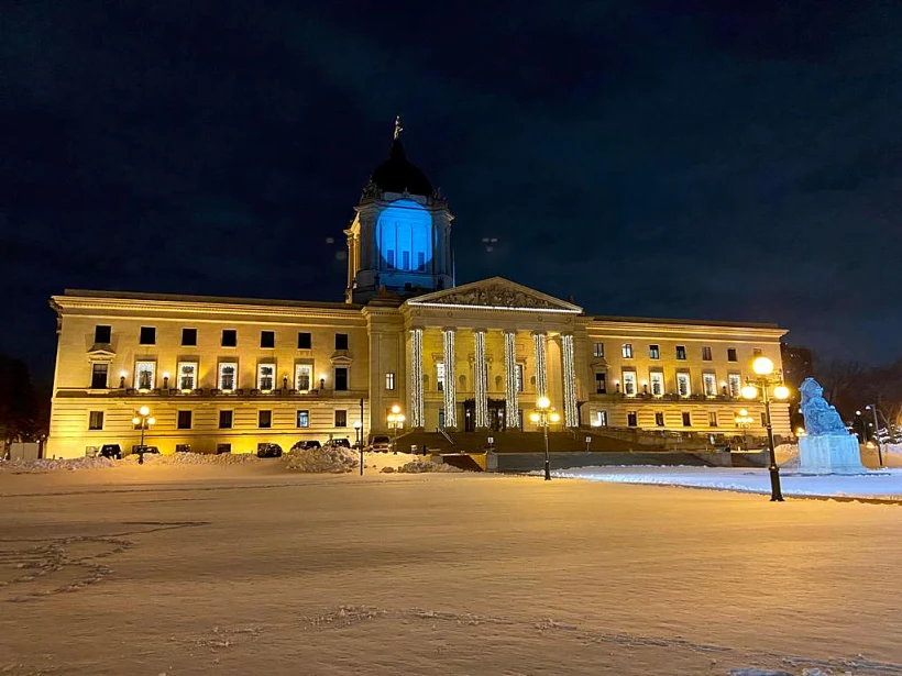 בניין הפרלמנט של הפרובינציה של מניטובה מואר בכחול לבן