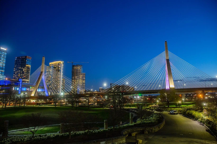 גשרים בבוסטון מוארים בכחול לבן