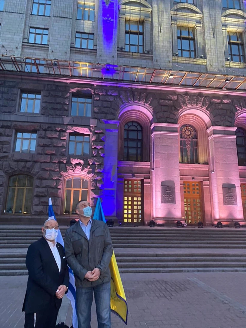 בניין עיריית קייב מואר בכחול לבן