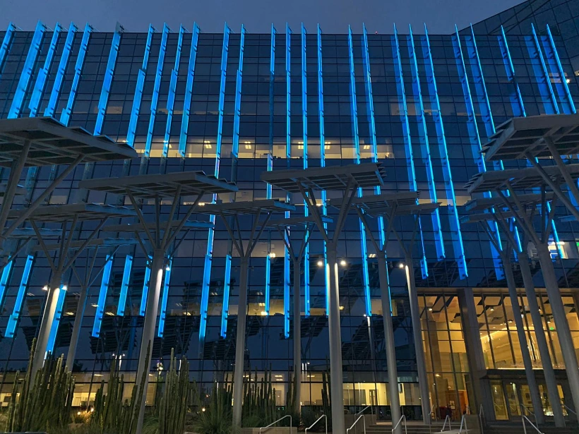 בניין עיריית לאס וגאס מואר בכחול לבן