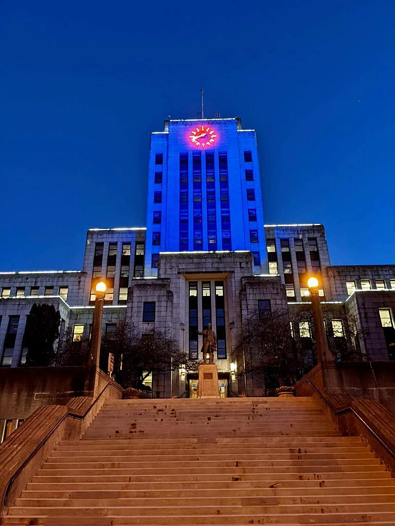 עיריית וונקובר שבקנדה מוארת בכחול לבן