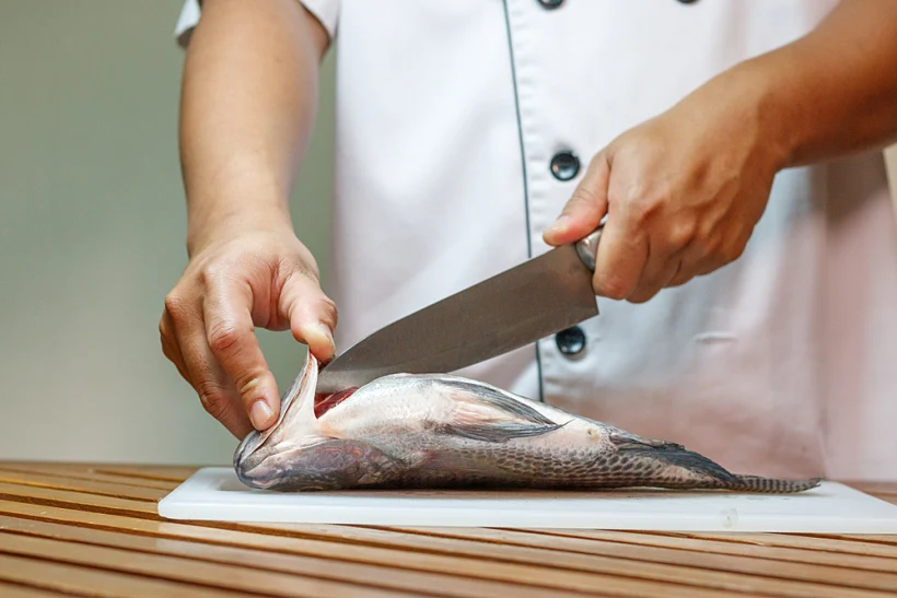 Chef,cutting,fish,in,the,kitchen.